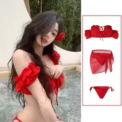 Conjunto bikini con volantes y pinza para el pelo con flores