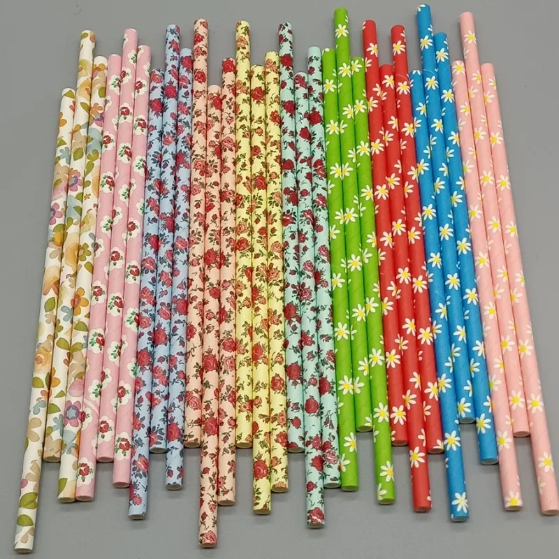 Pajitas de papel con margaritas y pétalos de rosa