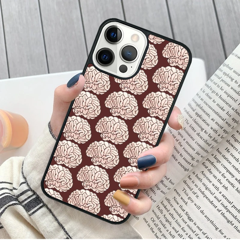 Funda instalada en un iPhone mostrando acceso a cargador y botones