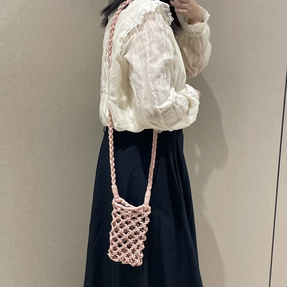 Bolso bandolera con diseño calado en color sólido