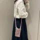 Bandolera ganchillo para móvil con diseño calado y cierre seguro - imagen 4