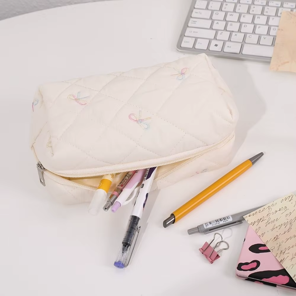 Bolsa de Maquillaje Acolchada INS con Bordado de Lazo – Gran Capacidad