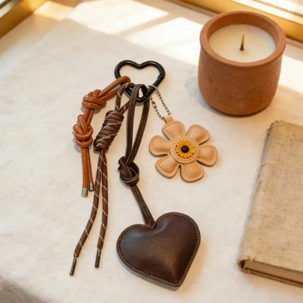 Llavero boho corazón girasol tejido a mano con borla veraniega - imagen 5