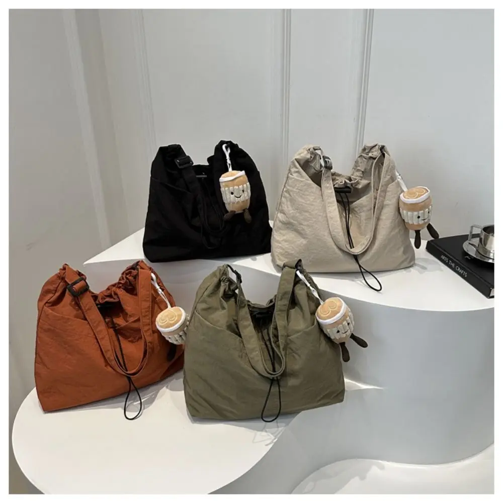 Bolso bandolera acolchado en nylon impermeable con cierre de cordón - imagen 4