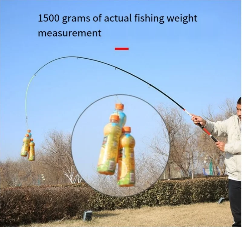 La caña recogida junto a otros accesorios de pesca para mostrar su tamaño compacto