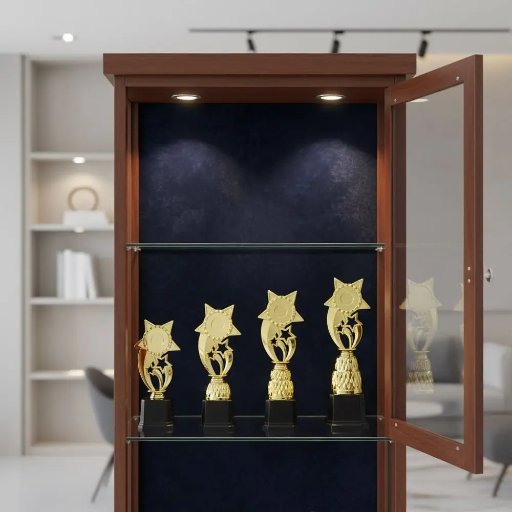 Vista del trofeo dorado de gran tamaño