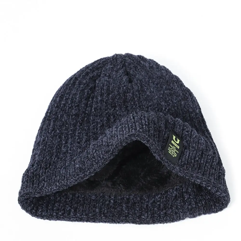 Gorro listo para combinar con ropa de abrigo