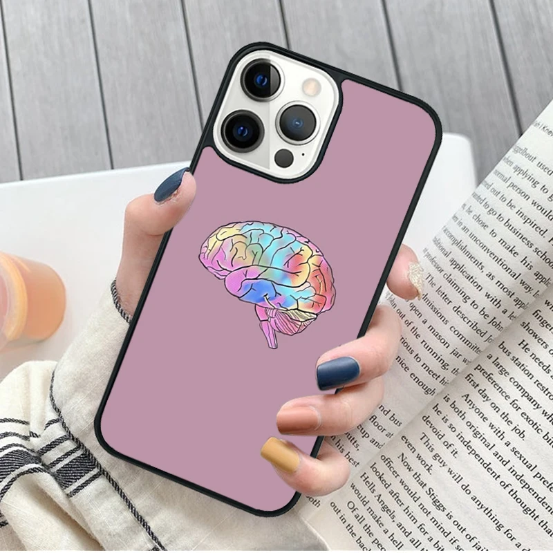 Mano sosteniendo el iPhone con la funda puesta