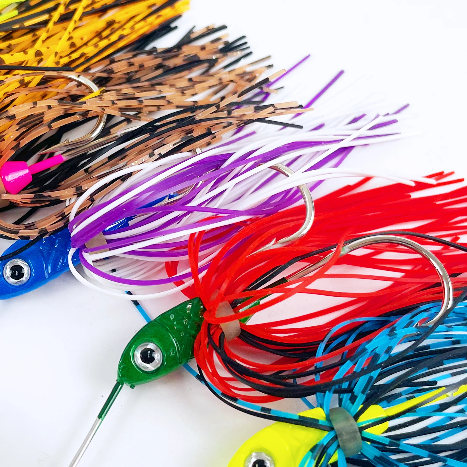 Señuelos Buzzbait FREE FISHER para lubina con faldas de goma