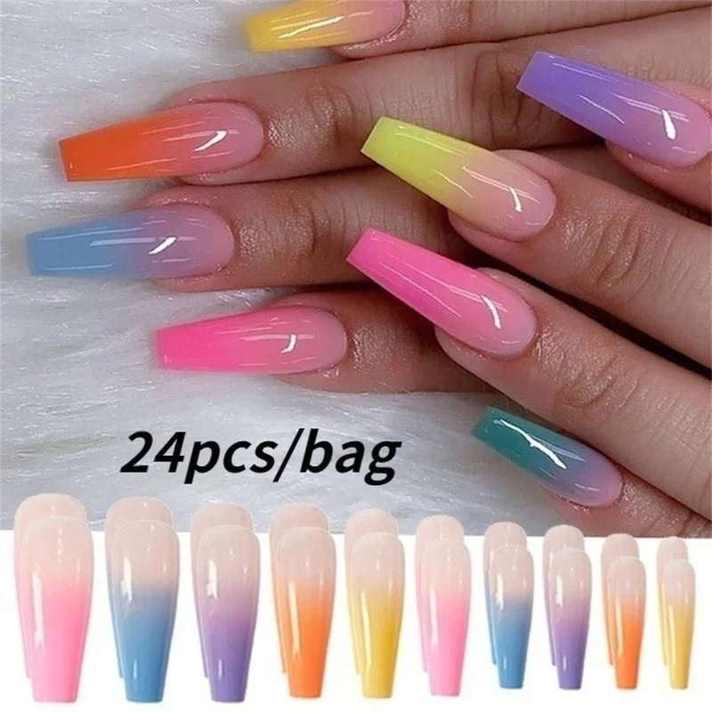 Uñas postizas arcoíris mostrando forma ataúd y colores vibrantes