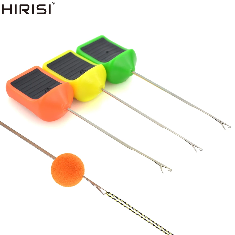 Aguja para cebo de pesca de carpa en mano