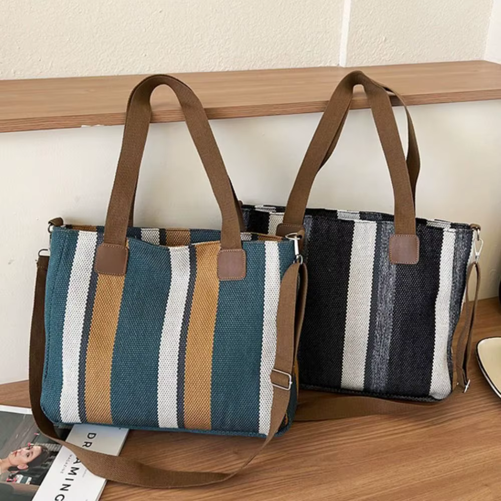 Bolso tote de rayas con correa ajustable y colgante de conejo - imagen 3