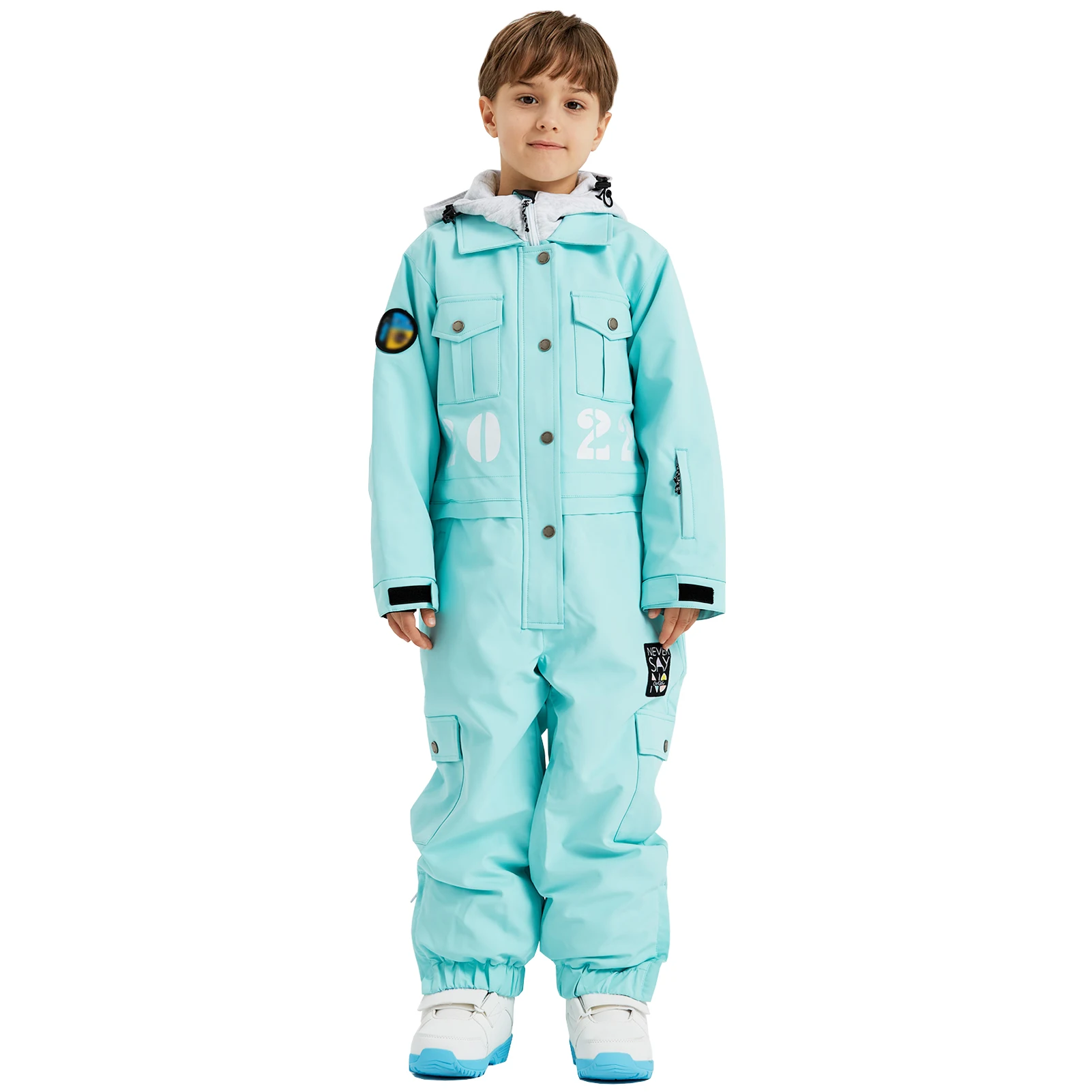 Niño con traje de nieve de una pieza