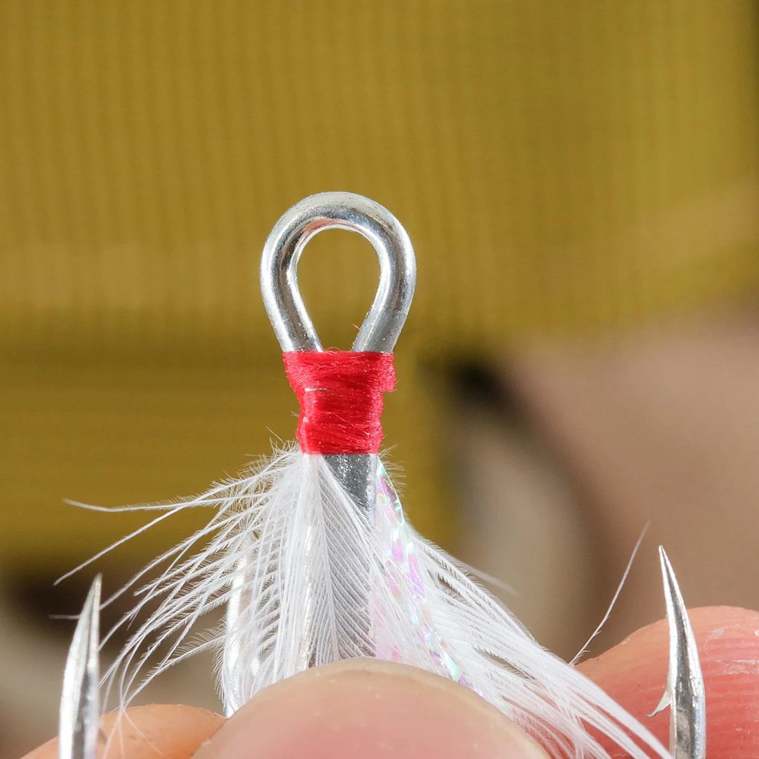 Detalle de las plumas y el montaje del anzuelo