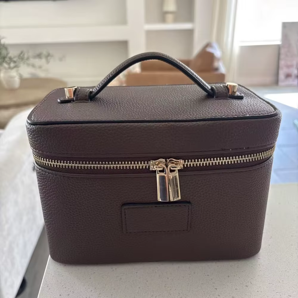 Bolsa de maquillaje en color negro con cremallera