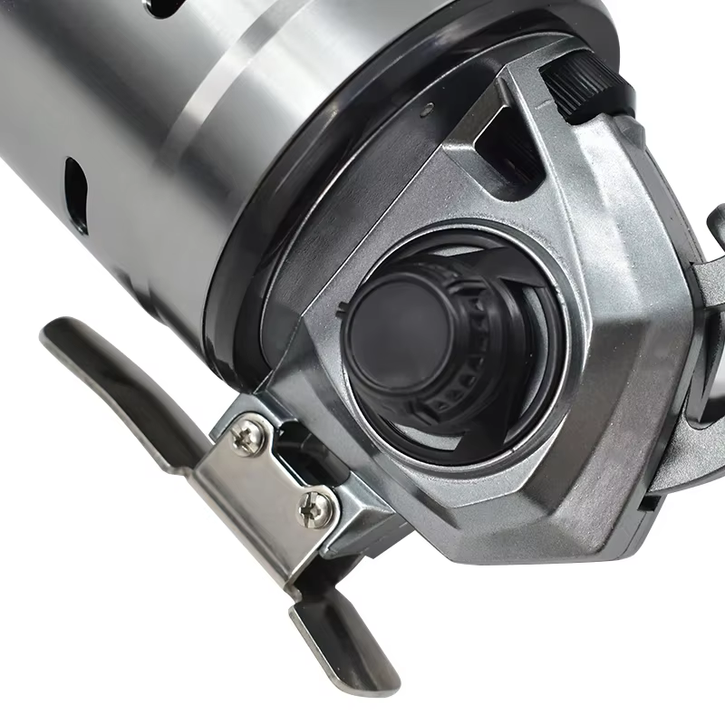 Carrete cerrado de aluminio para pesca con tirachines - imagen 4