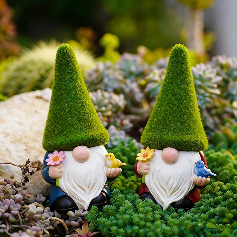 Duende enano con sombrero verde y flor en mano