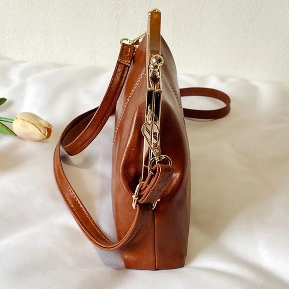Bolso cruzado con volumen equilibrado