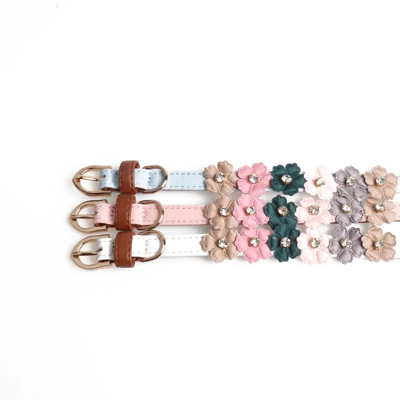 Collar ajustable de piel sintética con cadena y flores de pedrería - imagen 5