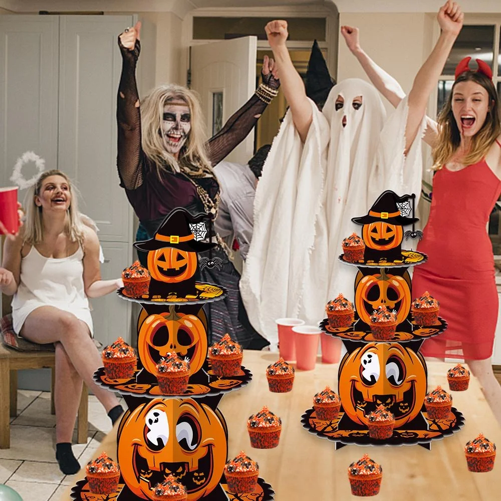 Mesa de postres temática de Halloween con soporte escalonado