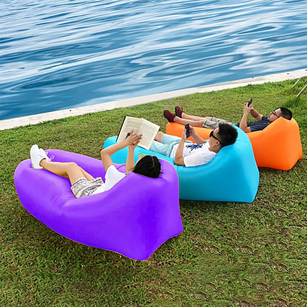 Sofá inflable en playa