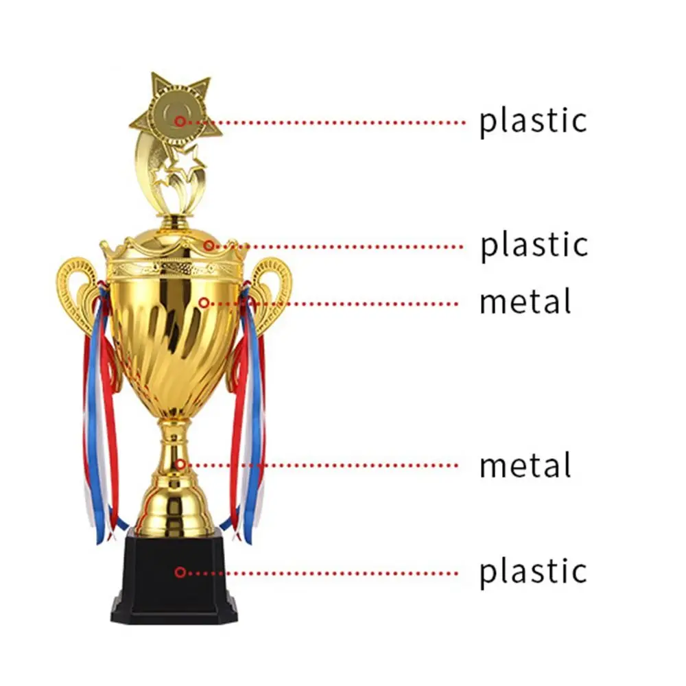 Trofeos de premio dorado listos para entrega