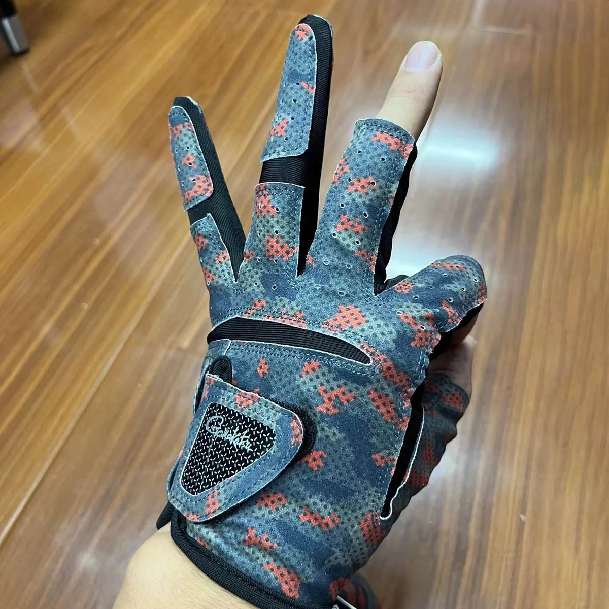 Guantes de pesca en uso - vista lateral