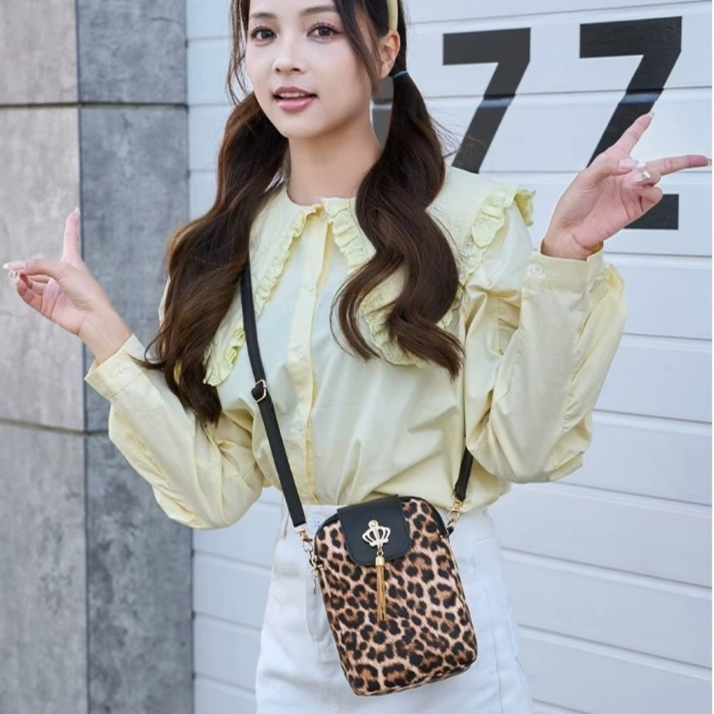 Bolso bandolera leopardo usado con correa ajustada al hombro