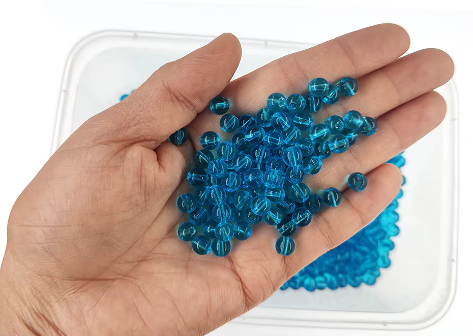Perlas alineadas en la caja de almacenamiento