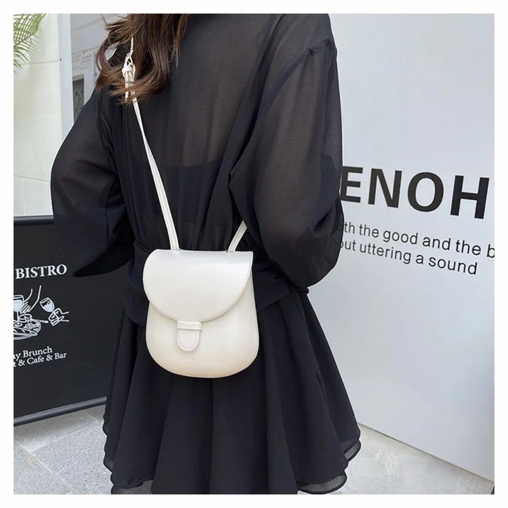 Bolso bandolera vintage de solapa estilo casco caballo en PU - imagen 4