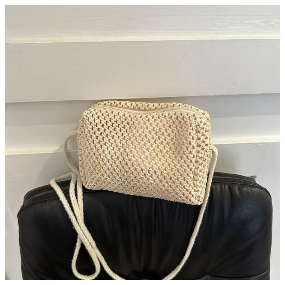 Bolso de paja usado en entorno veraniego