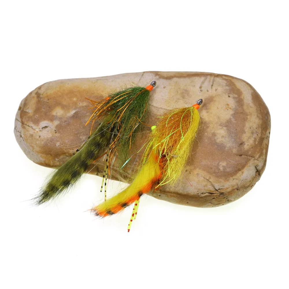 Pescador lanzando una mosca en llanura salada