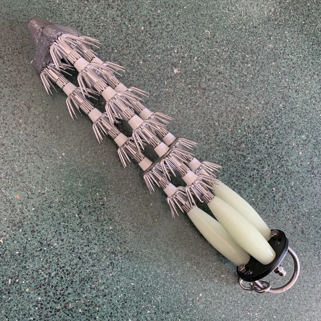 Señuelo luminoso para calamar y pulpo en el mar con anzuelo - imagen 2