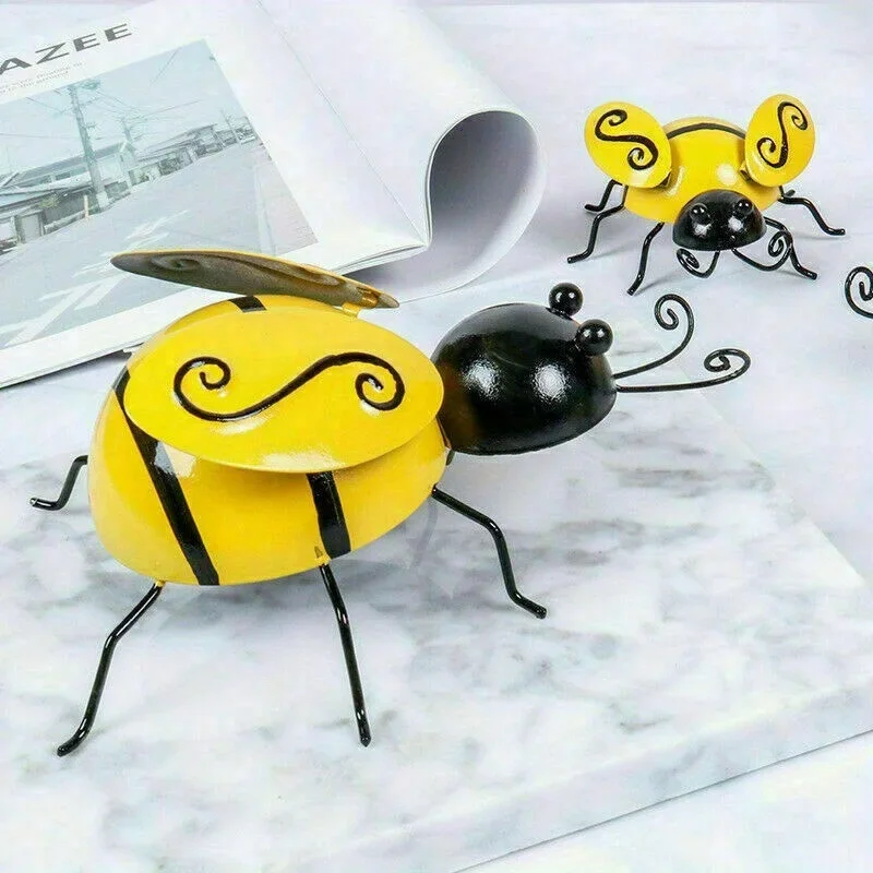 Detalle del acabado metálico y la forma de las abejas decorativas