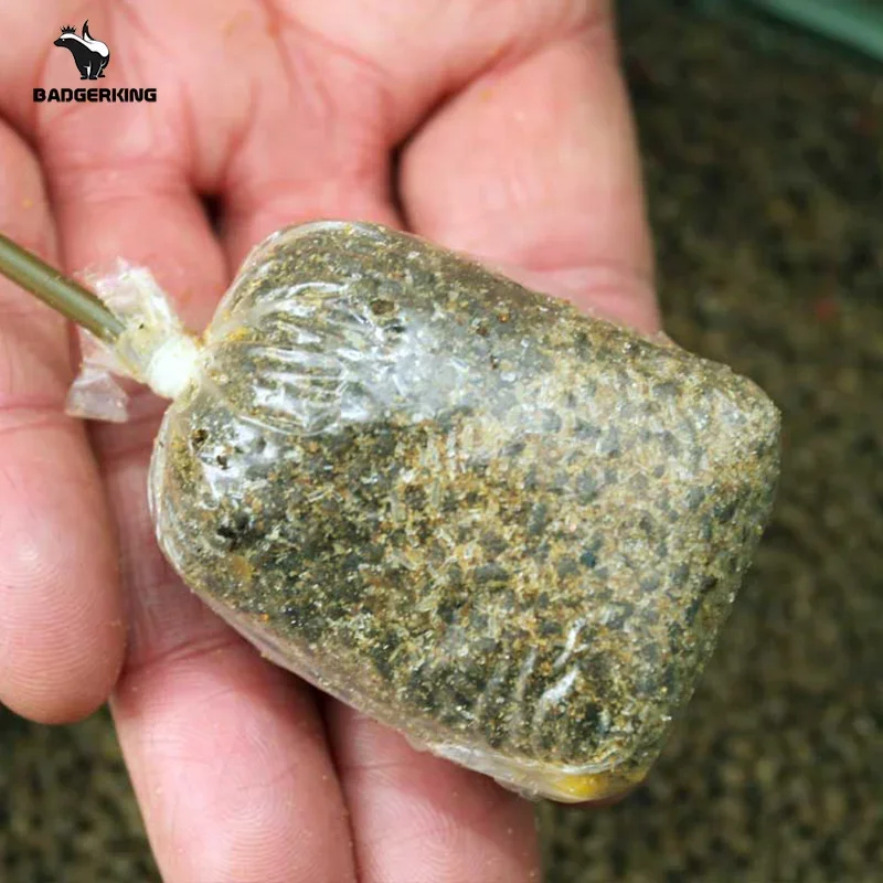 Varias bolsas de PVA listas para usar en la orilla del lago
