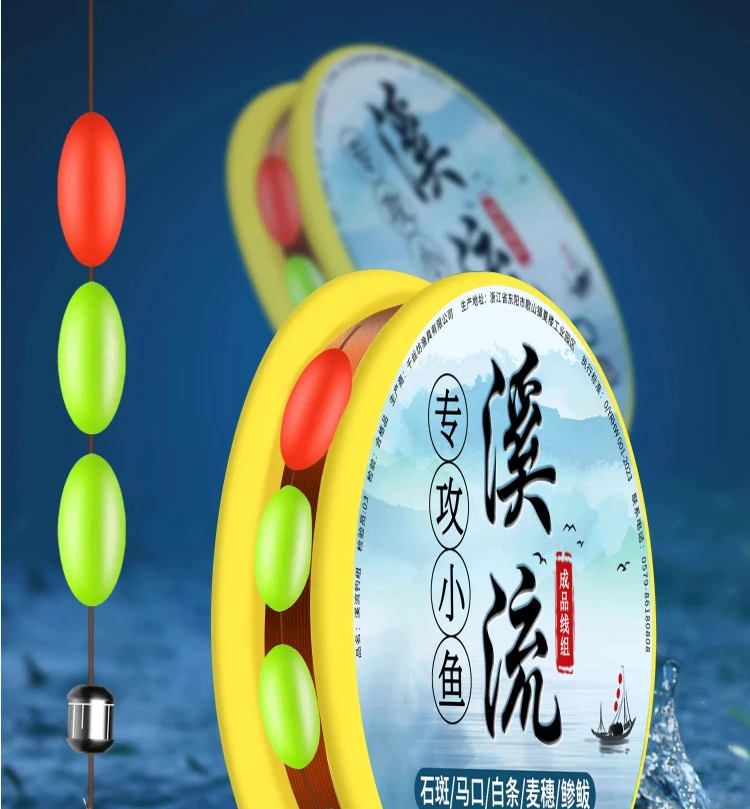 Detalle del equipo de pesca con flotador y anzuelos
