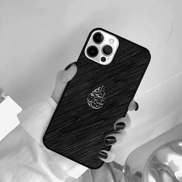 Detalle del diseño caligráfico islámico en la funda