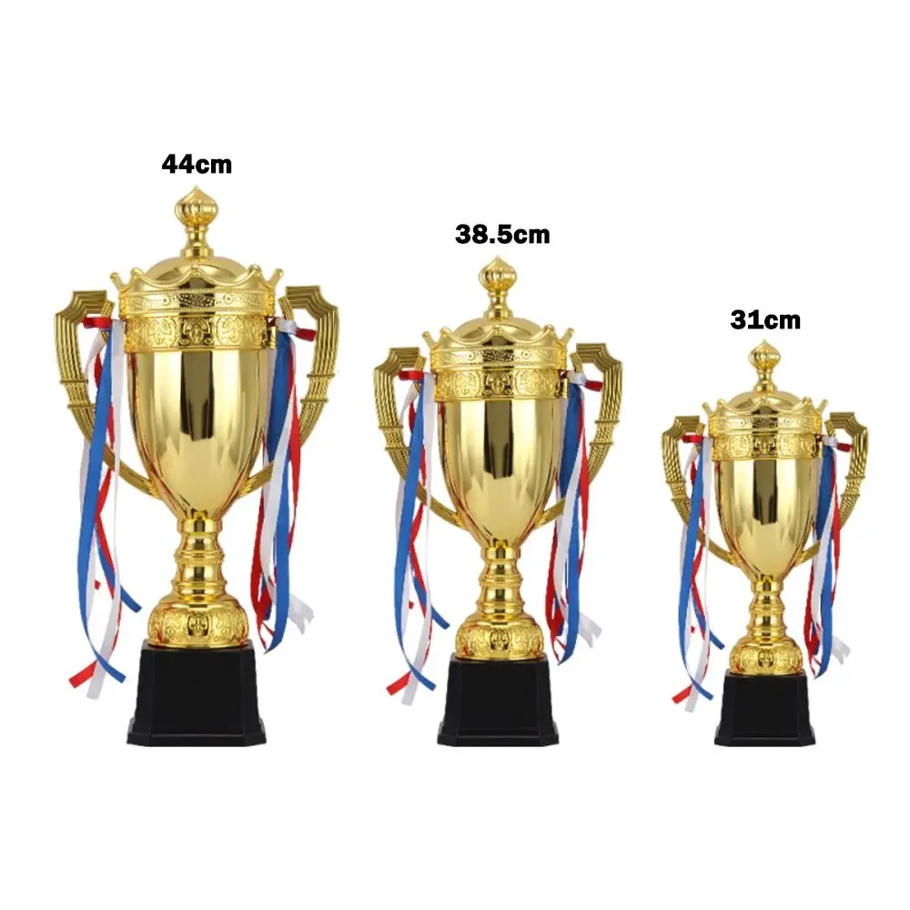 Trofeo dorado con tapa y diseño de corona