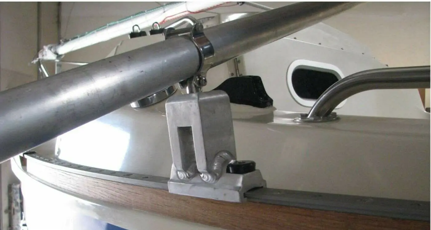 Montaje lateral y perno ajustable