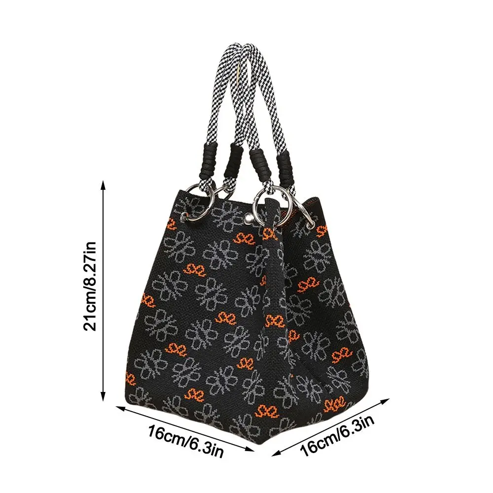 Bolso tipo cubo tejido con diseño de dibujos animados