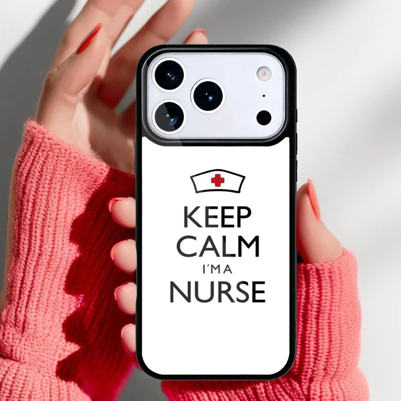 Funda en mano mostrando su agarre cómodo