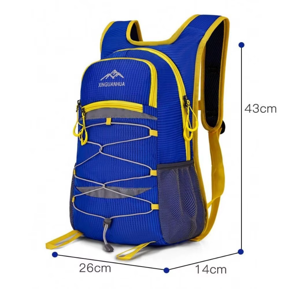 Vista frontal de la mochila deportiva negra con detalles reflectantes