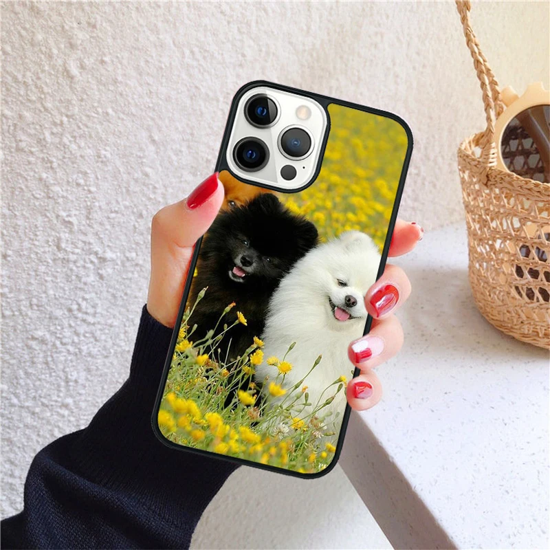 Funda puesta en un iPhone mostrando los recortes para cámara