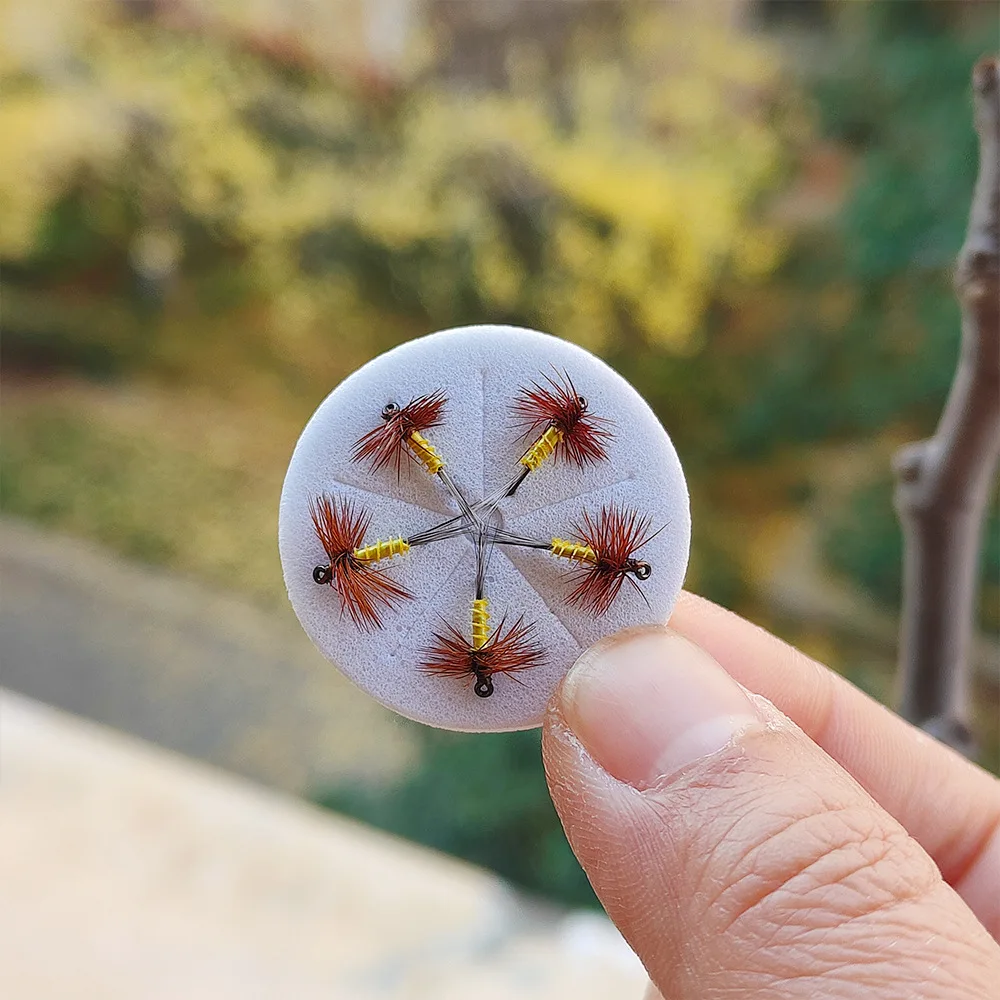 Detalle del anzuelo micro para pesca con mosca
