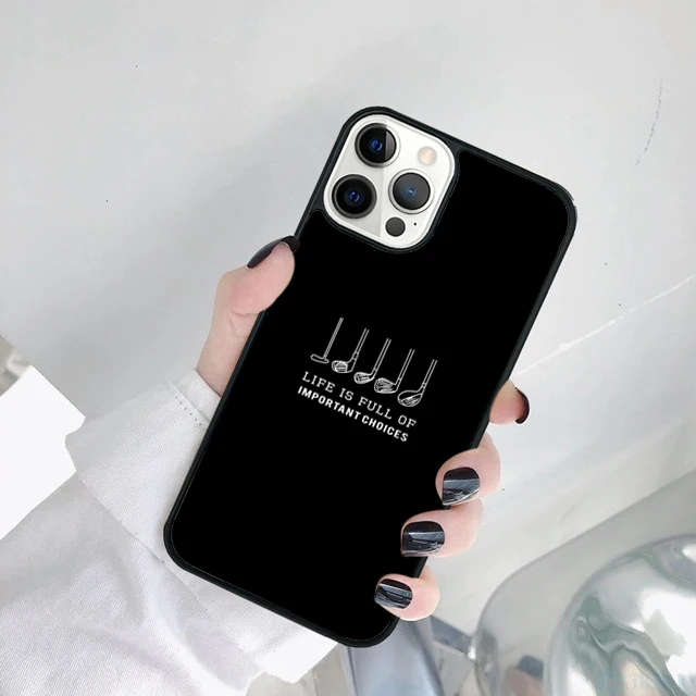 Funda Love Golf en mano mostrando ajuste perfecto en iPhone