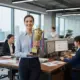 Trofeo metálico con tapa Trophäe dorado para ganadores - imagen 5