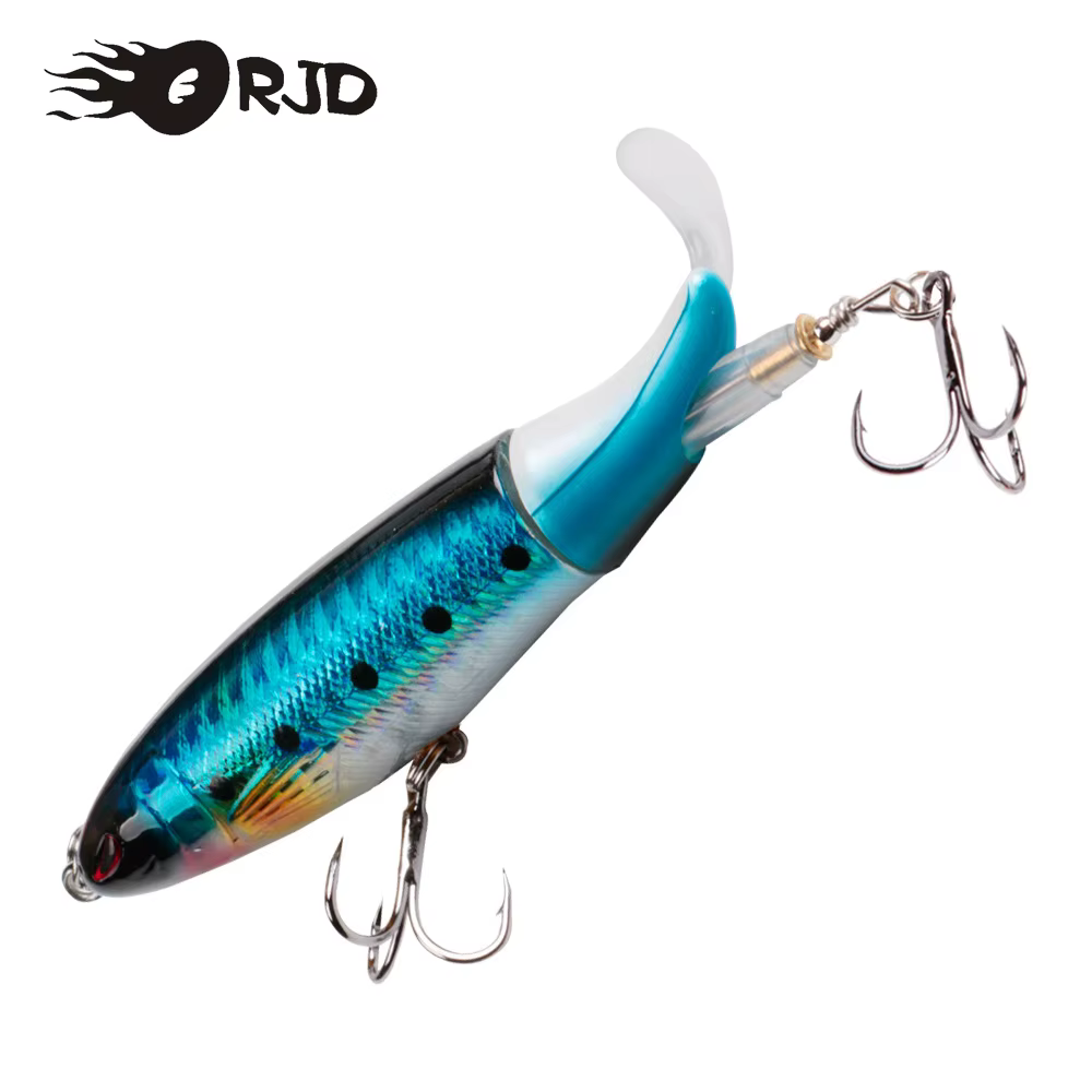 Señuelos de pesca topwater dispuestos en superficie de agua clara