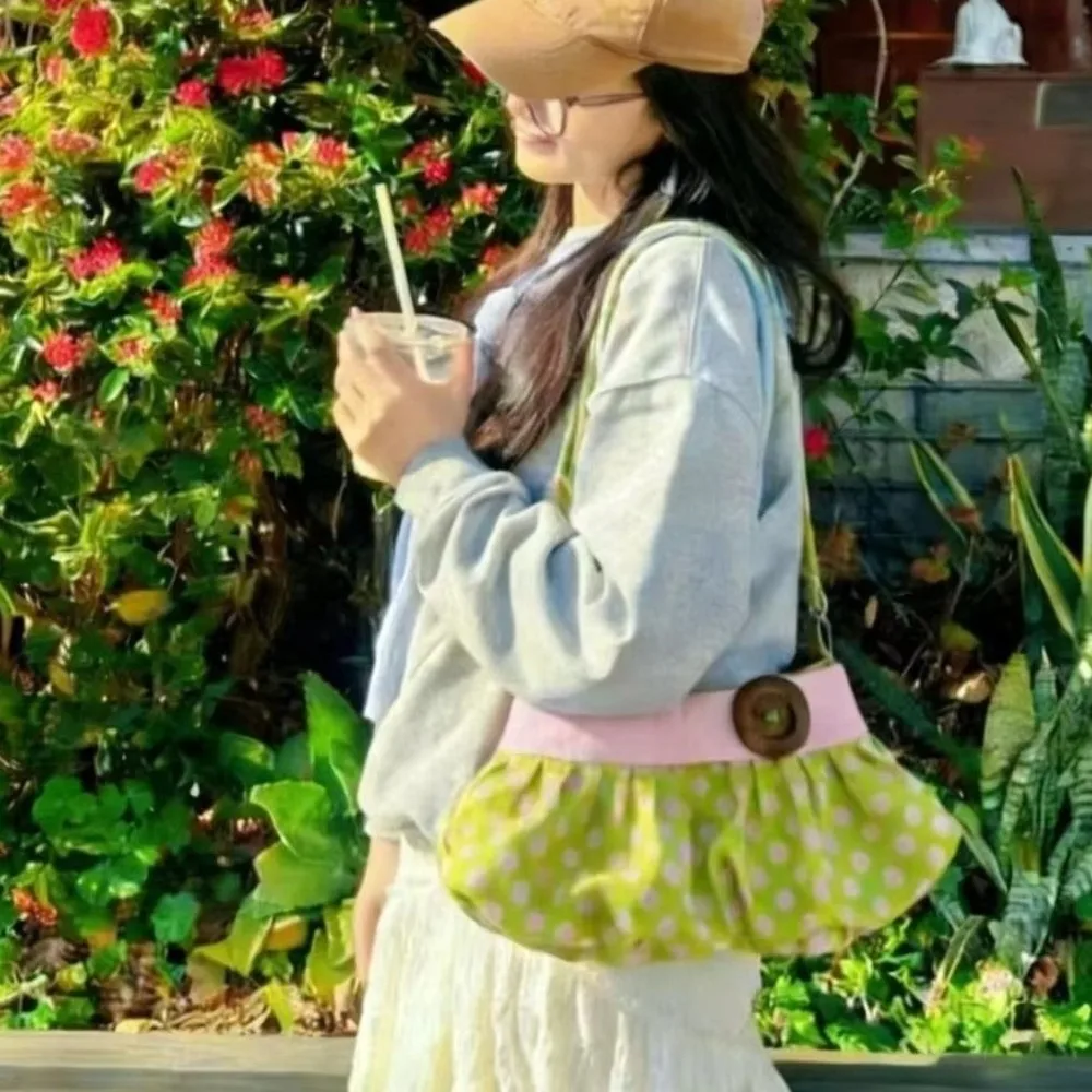 Bolso bandolera vintage plisado con lunares y botones de madera - imagen 2