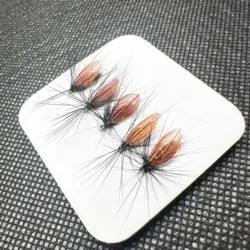 Señuelo con mosca tipo escarabajo biónico para trucha y lubina