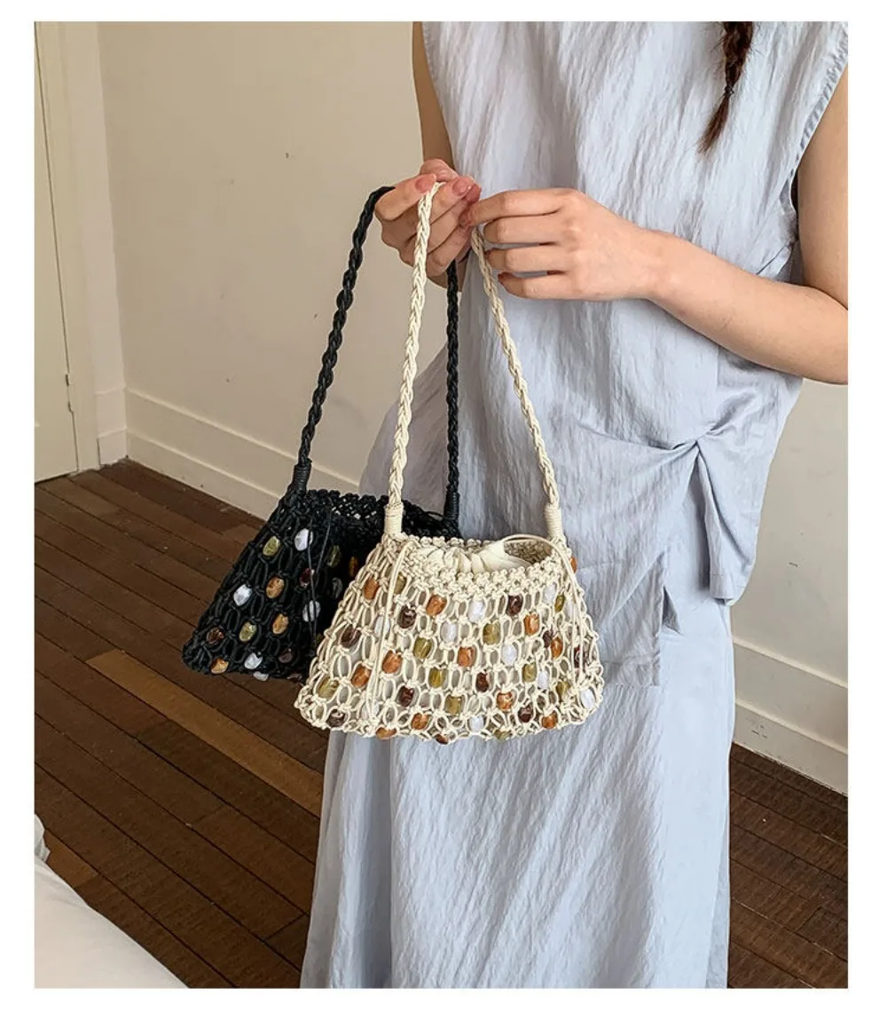 Bolso de hombro tejido con cuentas